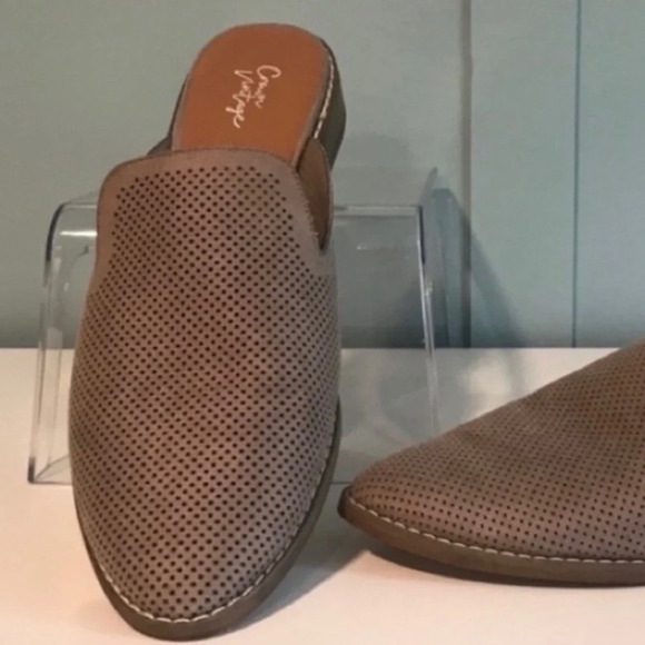 Crown Vintage ‘Lacertae’ tan slides.‎ Size 11. - Picture 4 of 4